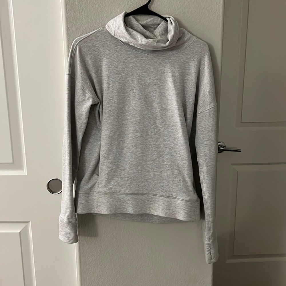 Lululemon turtleneck sweatshirt size 6